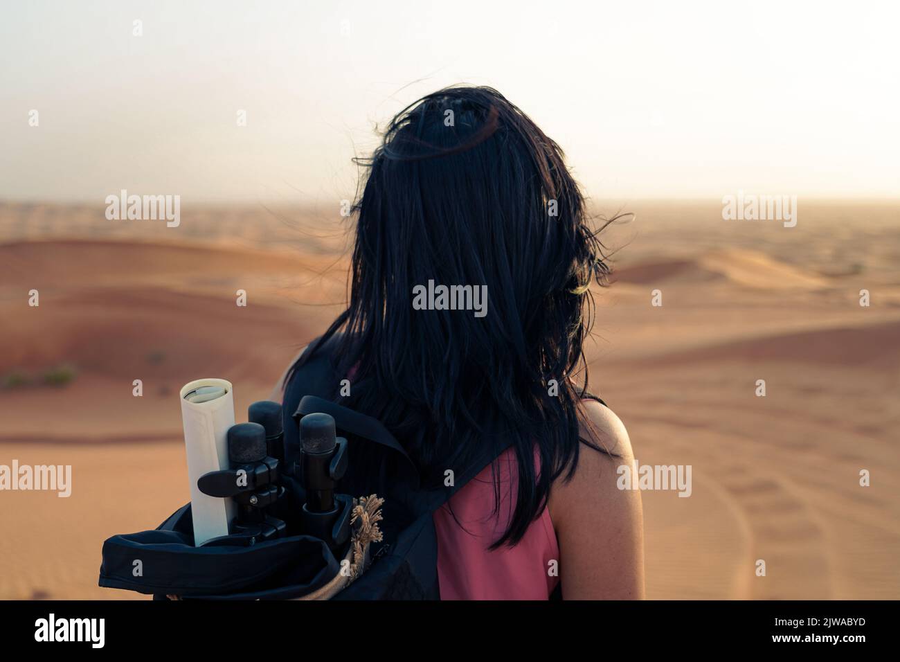 Un giovane esplorando il deserto Arabo. Foto Stock