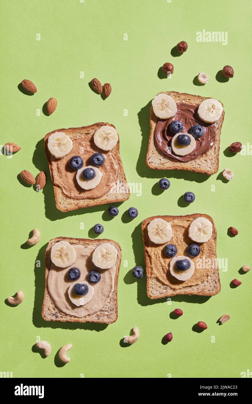 Funny i figli portano toast con dadi burri Foto Stock