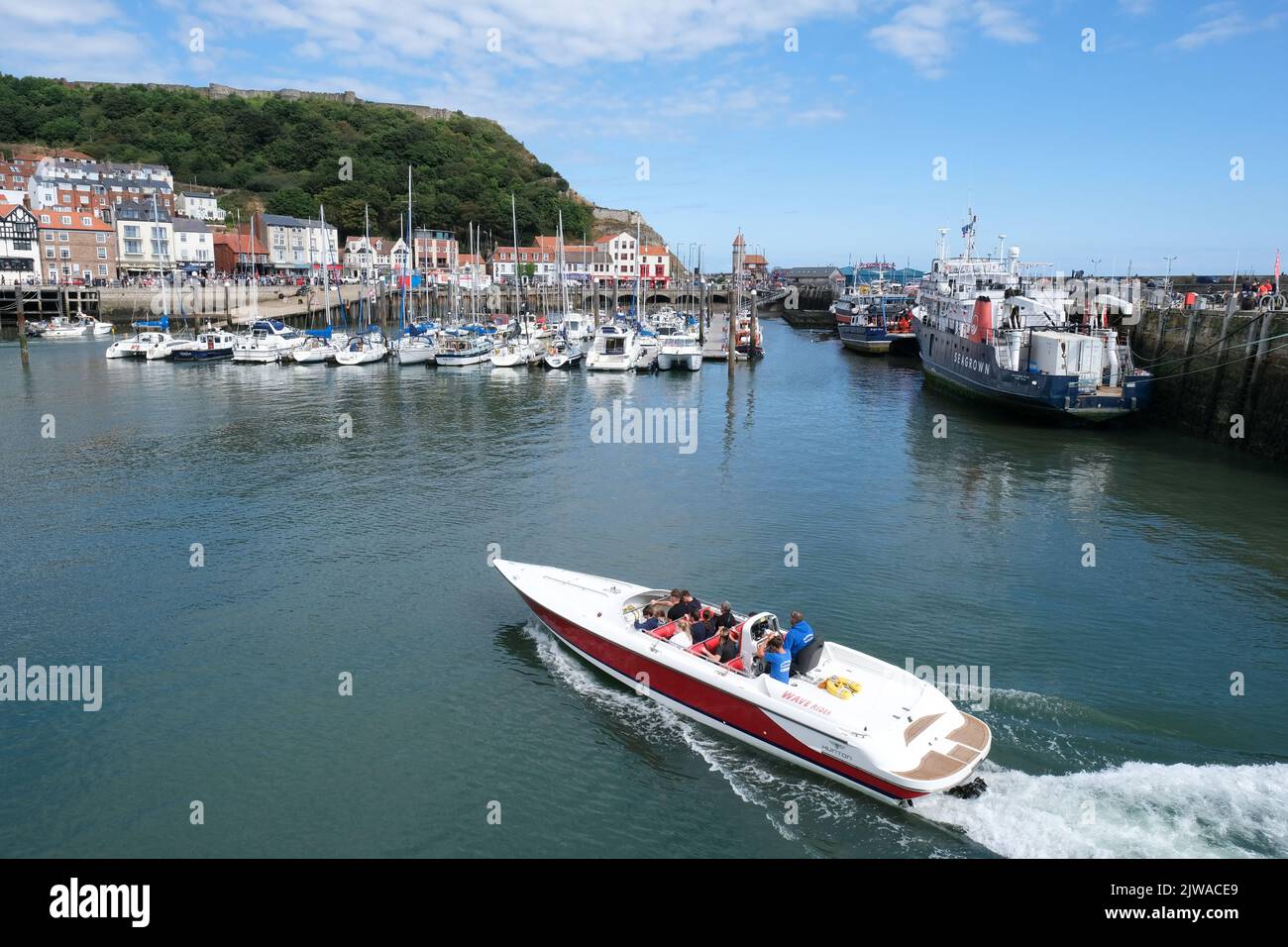 Scarborough, North Yorkshire, Regno Unito, settembre 1 2022A vista sul porto di Scarborough con un motoscafo turistico che passa in primo piano. Foto Stock