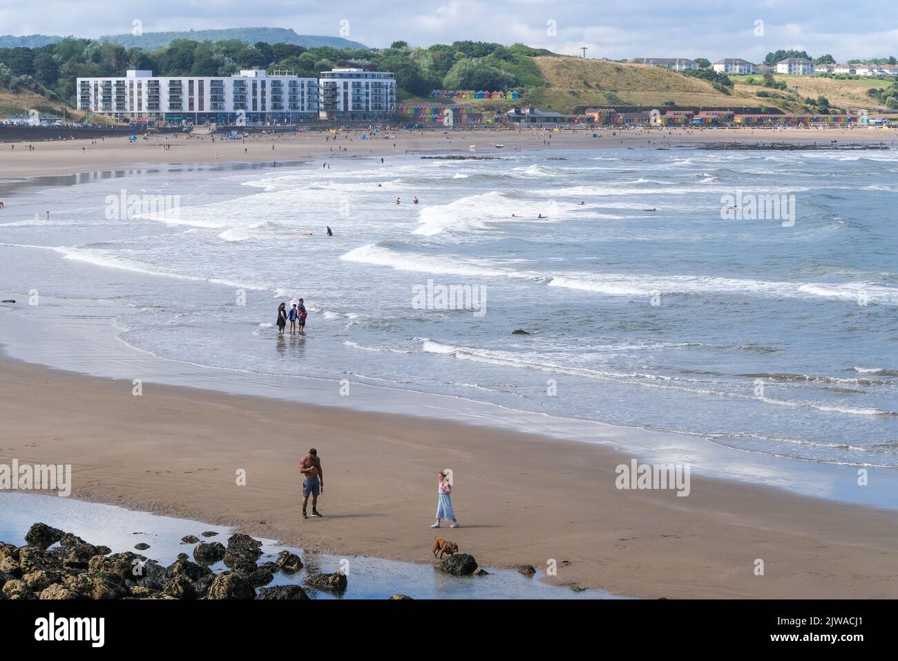 Scarborough, North Yorkshire, Regno Unito, Settembre 1 2022 Una vista di giorno d'estate su Scarborough South Bay con i turisti che si godono la spiaggia e il mare. Foto Stock