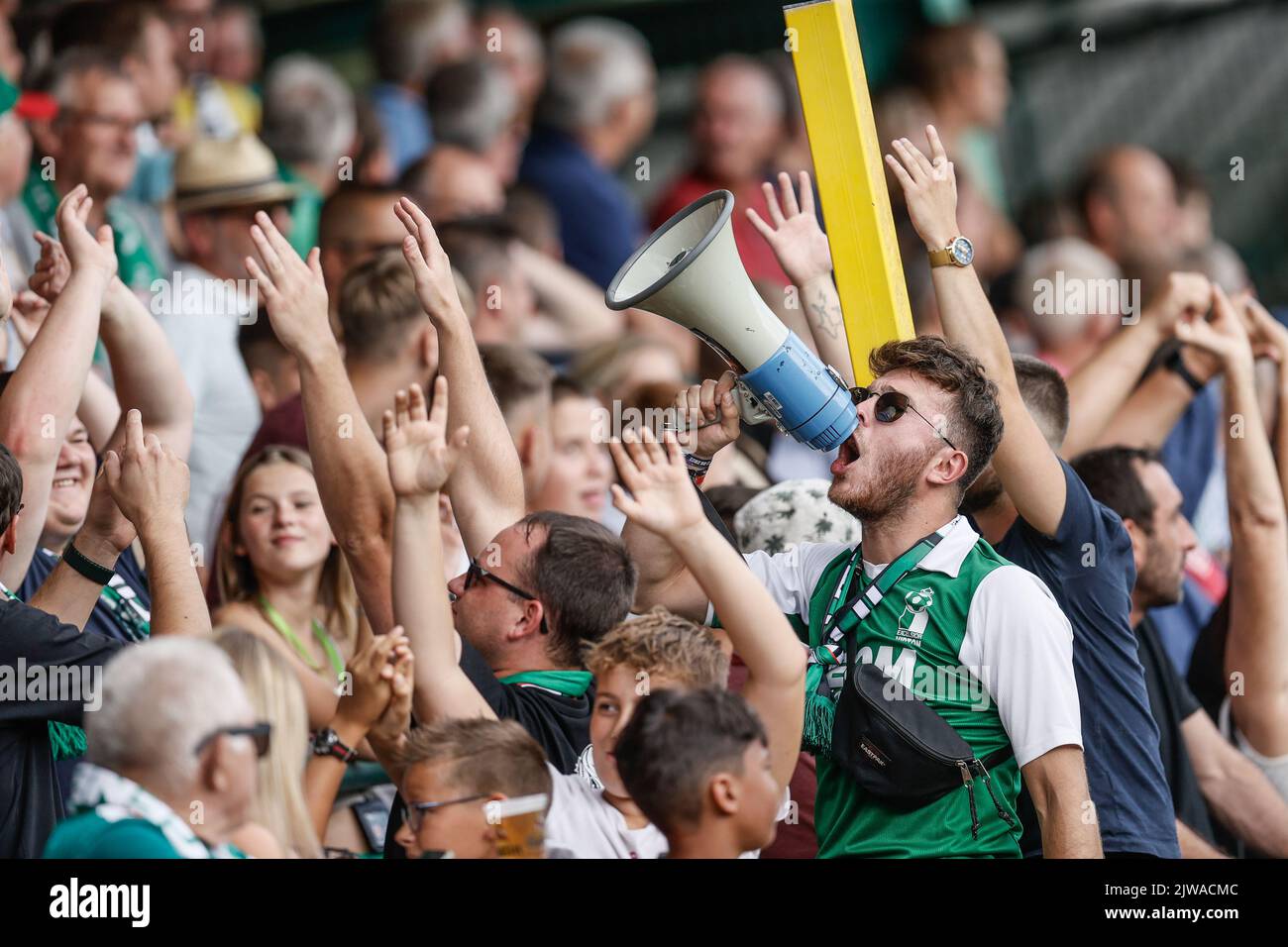 I tifosi di Virton hanno ritratto durante una partita di calcio tra RE Virton e FCV Dender EH, domenica 04 settembre 2022 a Virton, il 4° giorno su 22 nella 2022-2023 1B Challenger Pro League 2nd, divisione dei campionati belgi. FOTO DI BELGA BRUNO FAHY Foto Stock