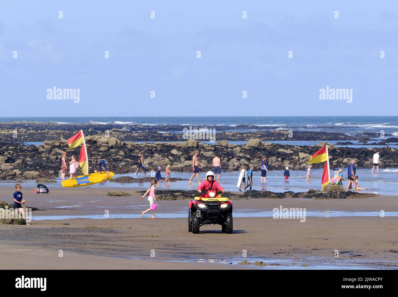 Scarborough, North Yorkshire, UK, settembre 1 2022A bagnino pattuglia la spiaggia della North Bay di Scarborough con i bambini che si godono il mare. Foto Stock Scarborough, North Yorkshire, UK, settembre 1 2022A bagnino pattuglia la spiaggia della North Bay di Scarborough con i bambini che si godono il mare. Foto Stock