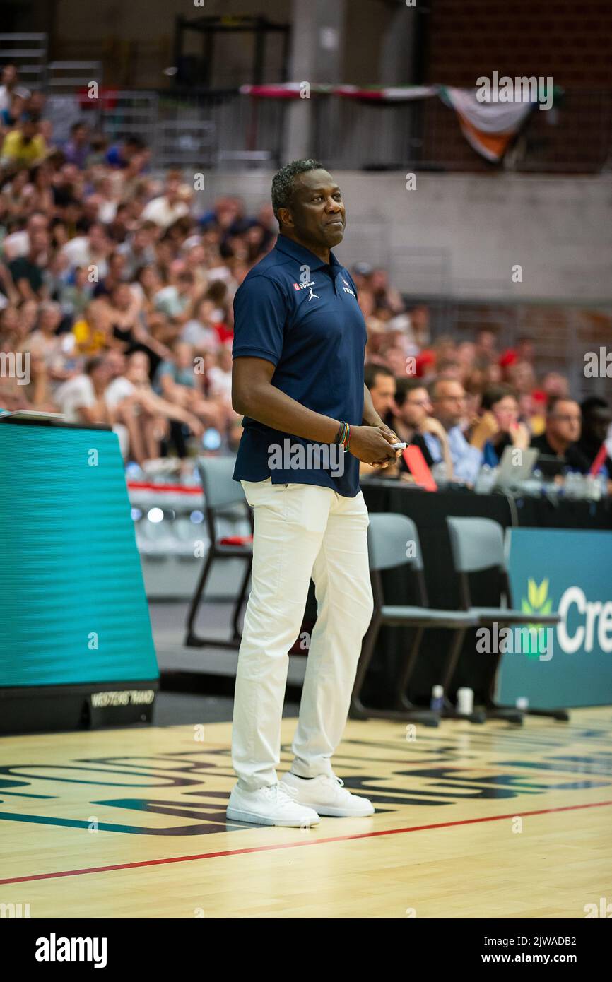 Il capo allenatore francese Jean Aimé Toupane, nella foto, durante una simpatica partita di basket tra la nazionale belga delle donne, i gatti belgi e la Francia, domenica 04 settembre 2022 a Kortrijk. FOTO DI BELGA JAMES ARTHUR GEKIERE Foto Stock