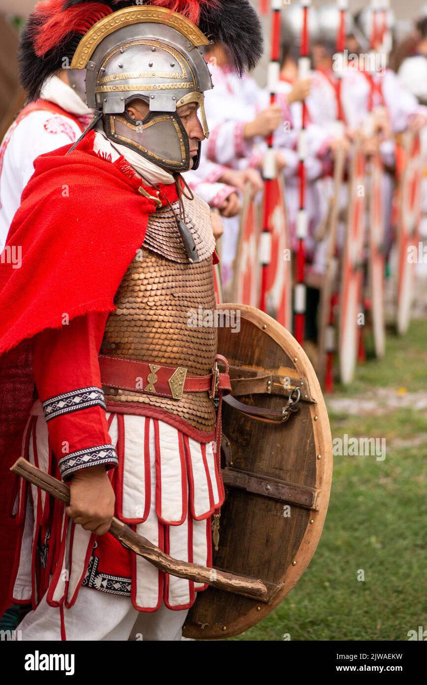 I reenactor dei guerrieri romani mostrano manovre militari e dimostrazioni di battaglia in una rievocazione del festival del patrimonio dell'Impero Romano a Sofia, Bulgaria, UE Foto Stock
