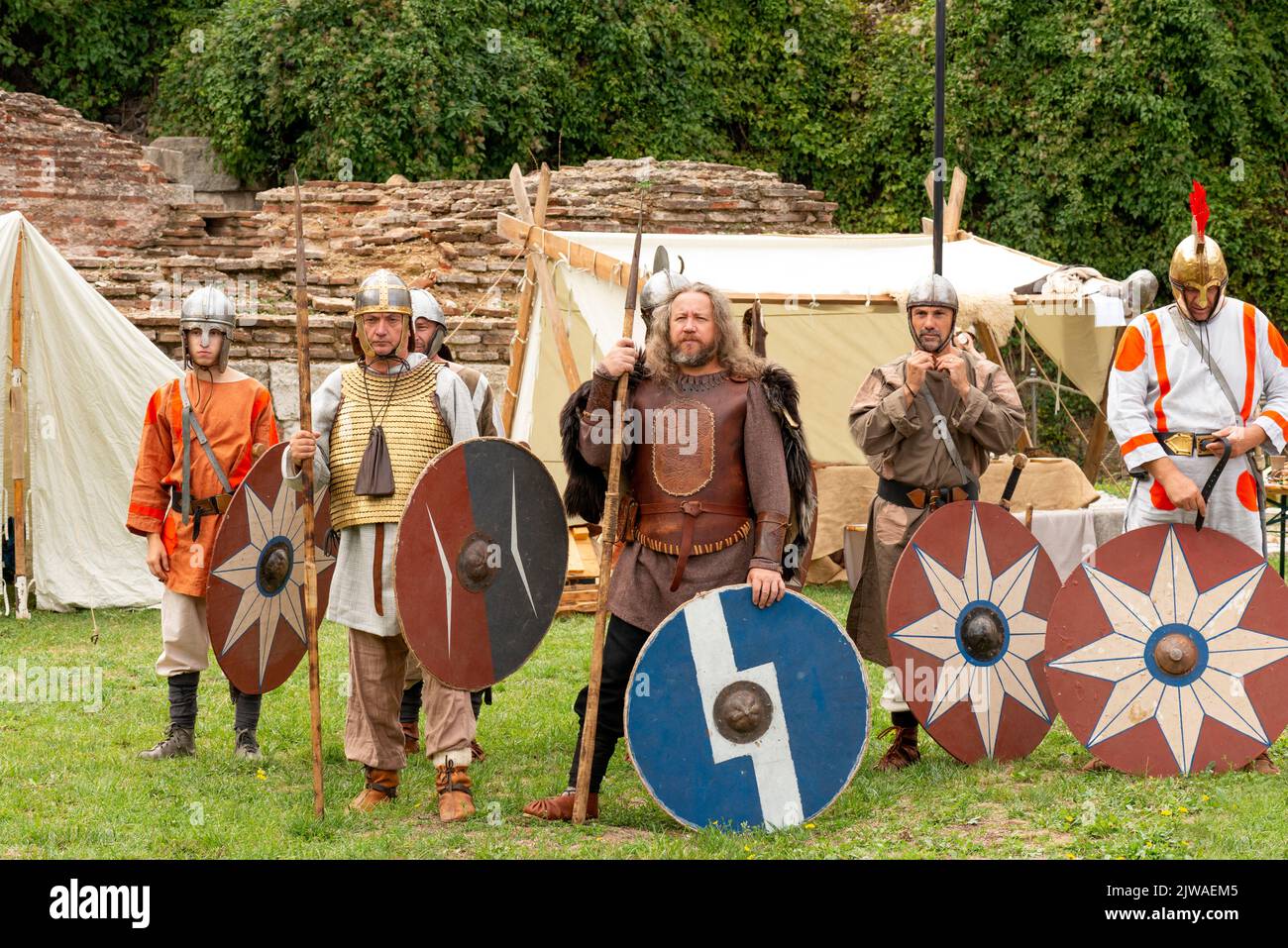 Un gruppo di uomini rievocatori guerrieri partecipa alla rievocazione dell'Impero Romano del IV secolo durante un festival romano a Sofia, Bulgaria, UE Foto Stock