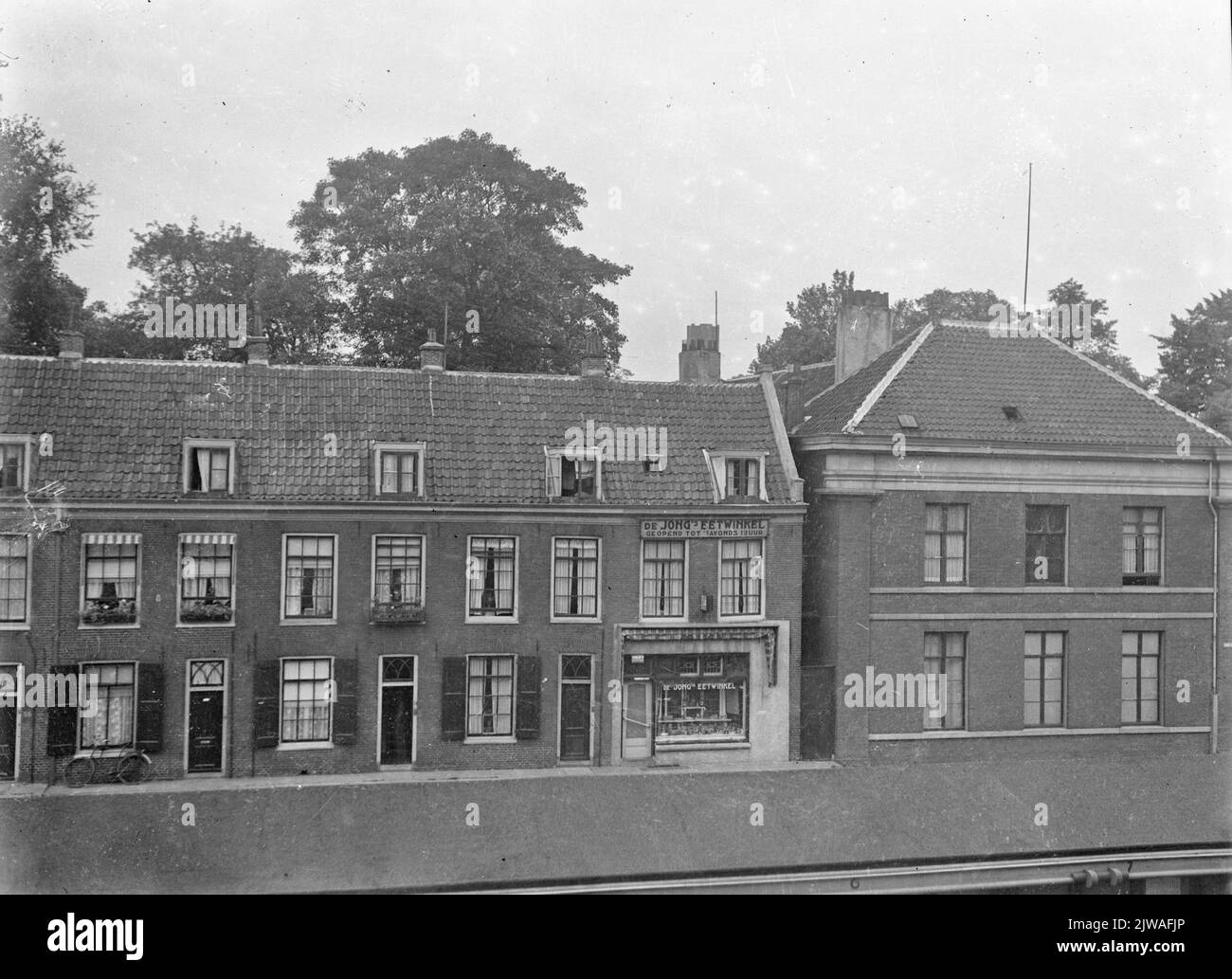 Vista delle facciate delle Case Vredenburg 52 (Centrale) - più in alto a Utrecht; a destra la parete laterale della Hoekhuis Rijnkade 12.N.B. Le case (precedentemente appartenenti a Rijnstraat) sono state demolite nell'ottobre 1937 per l'espansione dei Jaarbeurs. Foto Stock