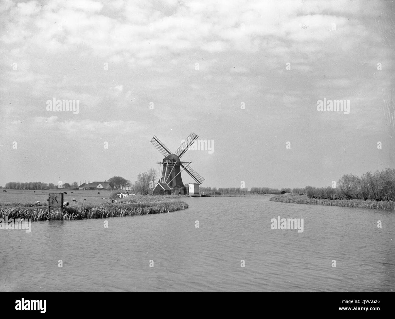 Vista sul Angstel a Baambrugge (comune di Abcoude-Baambrugge), con il Hoog- e Greenlandse Watermolen (Rijksstraatweg 2) al centro. Foto Stock
