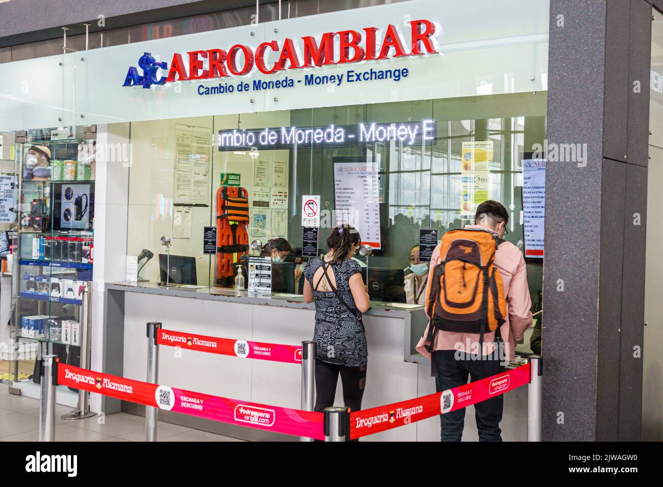 Bogotà Colombia, El Dorado International Airport Aeropuerto Internacional El Dorado terminale interno, colombiani colombiani ispanici così Foto Stock
