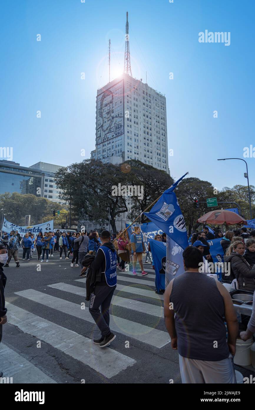 Buenos Aires, Argentina - 2nd settembre 2022: I manifestanti marciano con le bandiere davanti all'edificio dei lavori pubblici con l'immagine di Eva Duarte de Peron Foto Stock