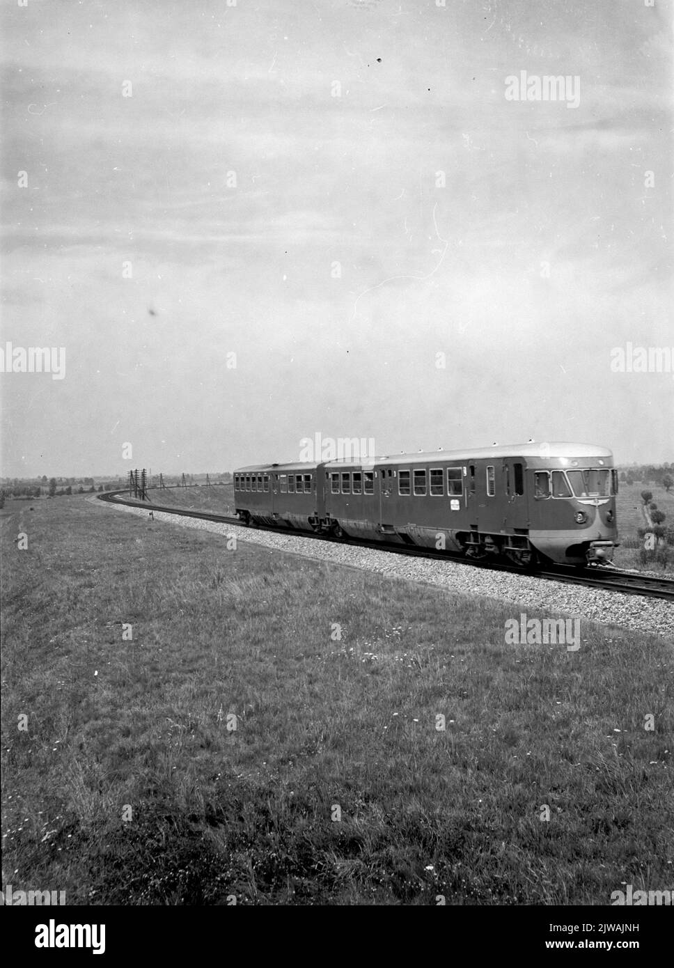 Immagine di un treno Diesel-elettrico 2 (serie 61-106 / Blue Angel, presumibilmente treno n.. 61) della N.S. Sul lato nord di Spoordijk del ponte sopra il Merwede Beneden a Baanhoek (vicino Sliedrecht). Foto Stock