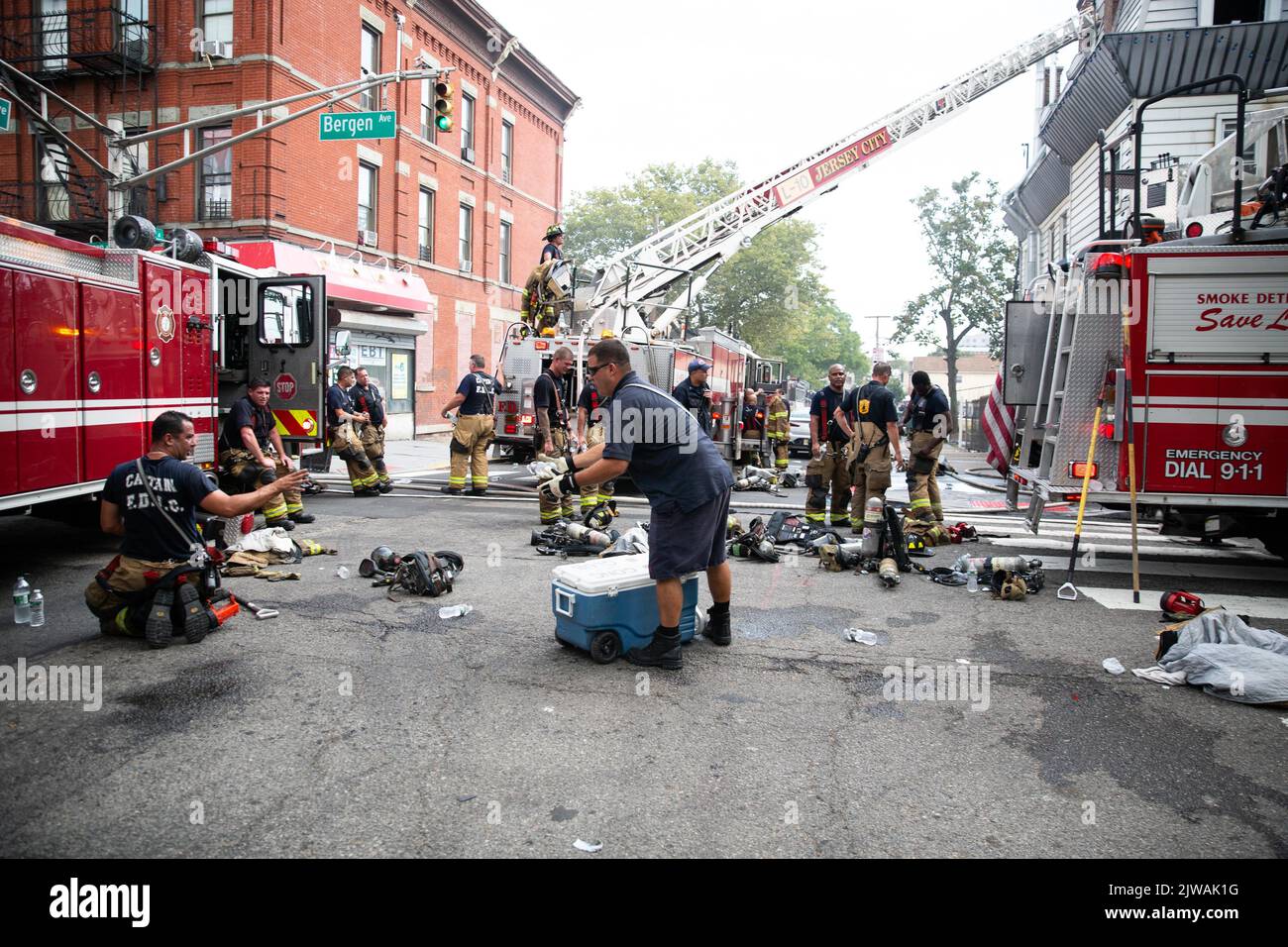 Jersey, Stati Uniti. 04th Set, 2022. I vigili del fuoco escono dall'acqua. Tre incendi di allarme scoppiarono al 664 Bergen Avenue a Jersey City. La causa dell'incendio non è nota. Credit: SOPA Images Limited/Alamy Live News Foto Stock