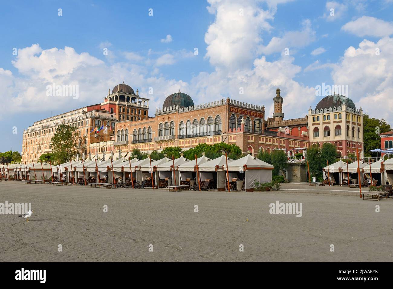 L'Hotel Excelsior, edificio storico sul mare che ospita le star del cinema durante il Festival Internazionale del Cinema di Venezia, Lido di Venezia, Veneto, Italia Foto Stock