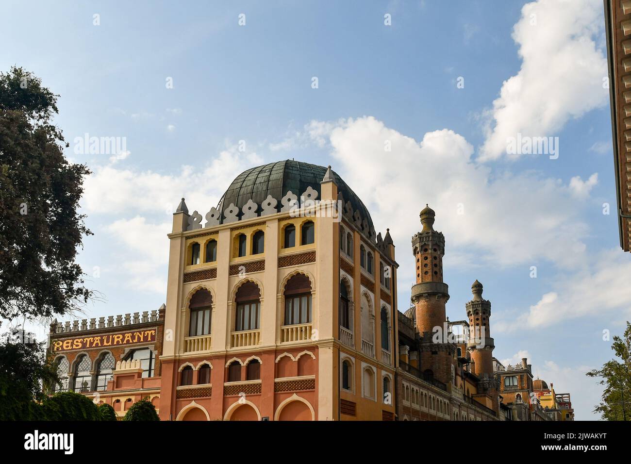 L'Hotel Excelsior, edificio storico sul mare che ospita le star del cinema durante il Festival Internazionale del Cinema di Venezia, Lido di Venezia, Veneto, Italia Foto Stock