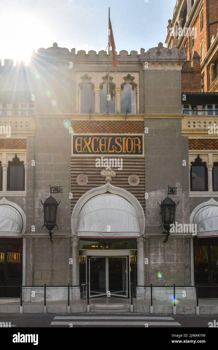 La retroilluminazione con i riflussi delle lenti dello storico Hotel Excelsior, che ospita le star del cinema durante il Festival Internazionale del Cinema di Venezia, Lido di Venezia Foto Stock