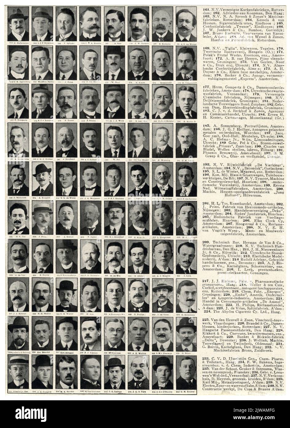 Rappresentazione Alegorica della dea Minerva come patrona della scienza con attributi che si riferiscono a varie aree sceniche della conoscenza e sullo sfondo il museo della lettura sul Munsterkerkhof.n.b. Il nome della strada Munsterkerkhof è stato cambiato in Domplein nel 1912. Foto Stock