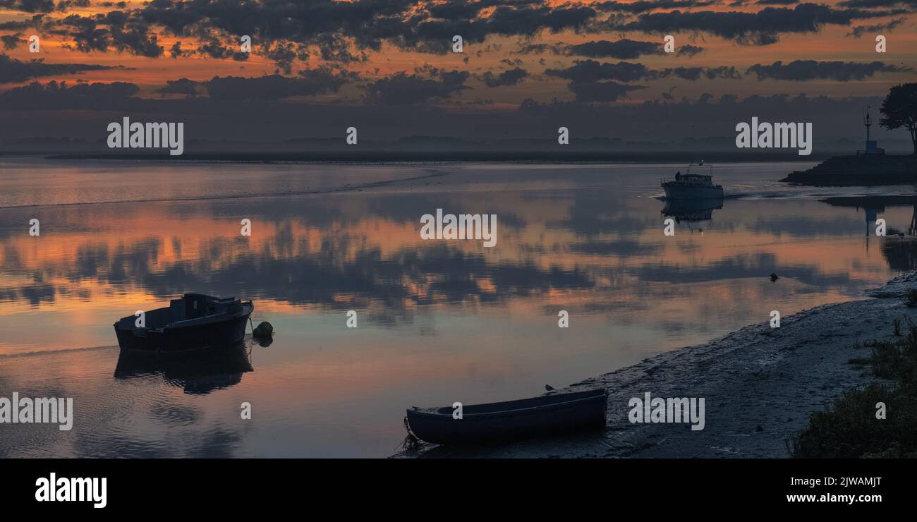 Saint Valery sur Somme, entrée du port, Lever de soleil, feu de port, mouettes Foto Stock