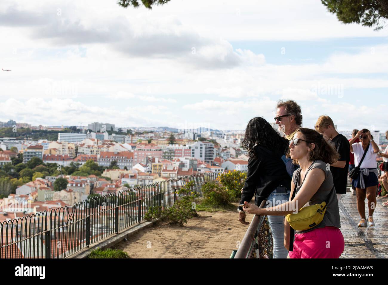 Lisbona, Portogallo. 02nd Set, 2022. I turisti godono della vista sulle strade della città di Lisbona dal punto di vista del Monte Agudo. (Foto di Rita Franca/SOPA Images/Sipa USA) Credit: Sipa USA/Alamy Live News Foto Stock