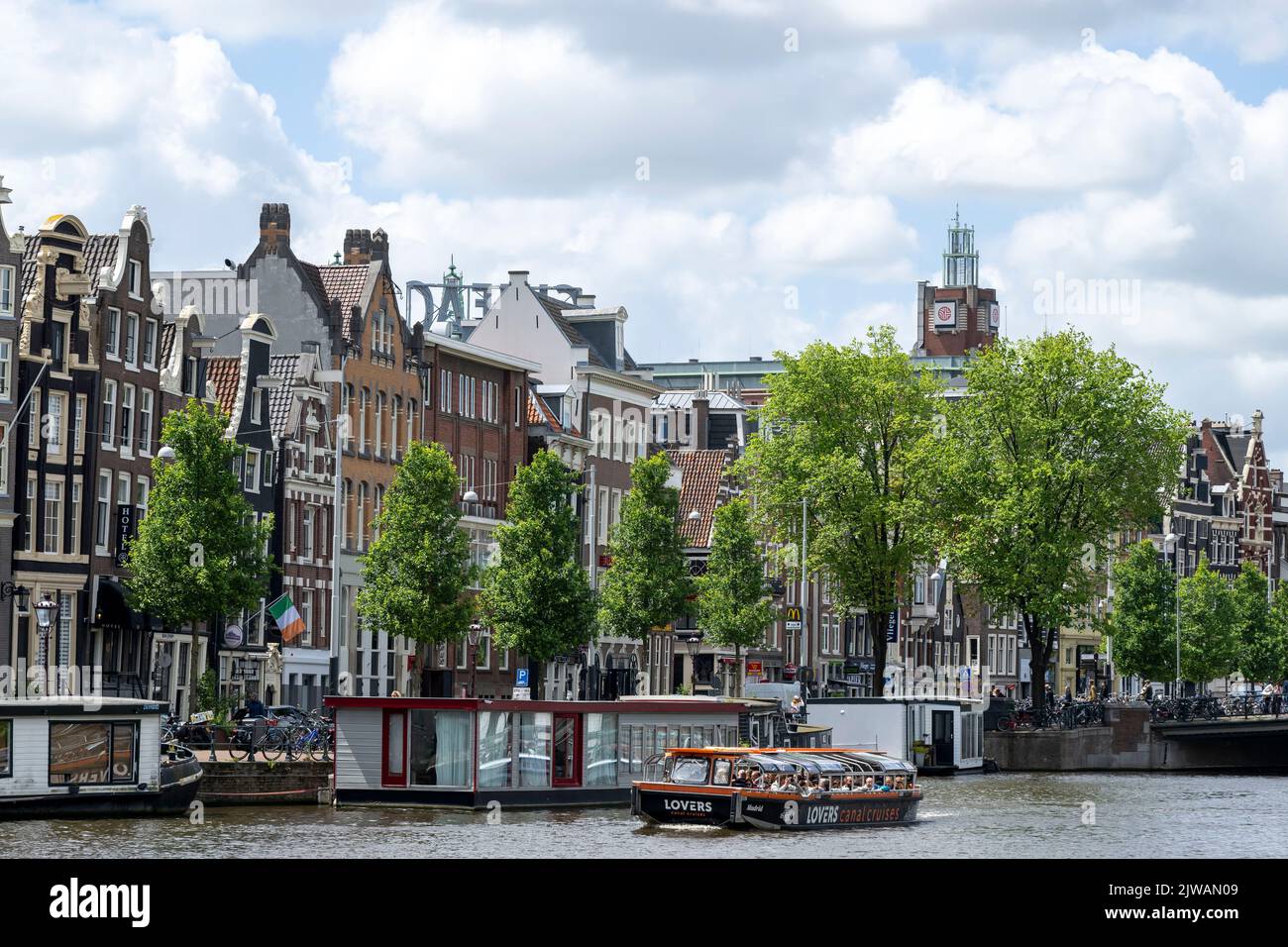 Barche nei canali di Amsterdam in Olanda. Foto Stock
