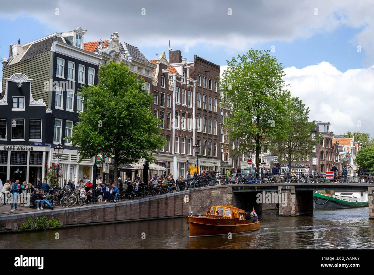 Barche nei canali di Amsterdam in Olanda. Foto Stock