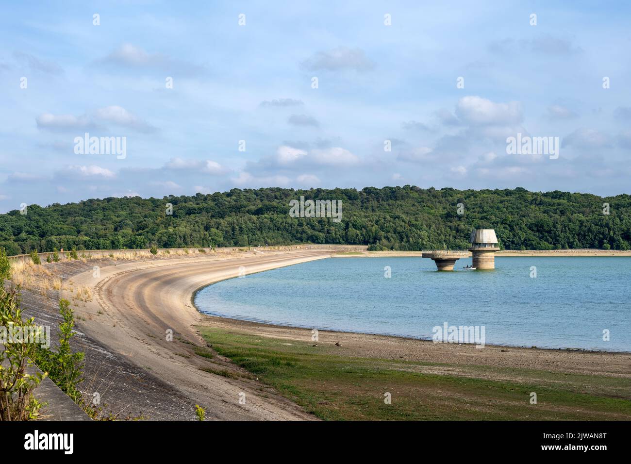 Basso livello dell'acqua nell'estate 2022 nel bacino idrico di Bewl, East Sussex, Inghilterra Foto Stock