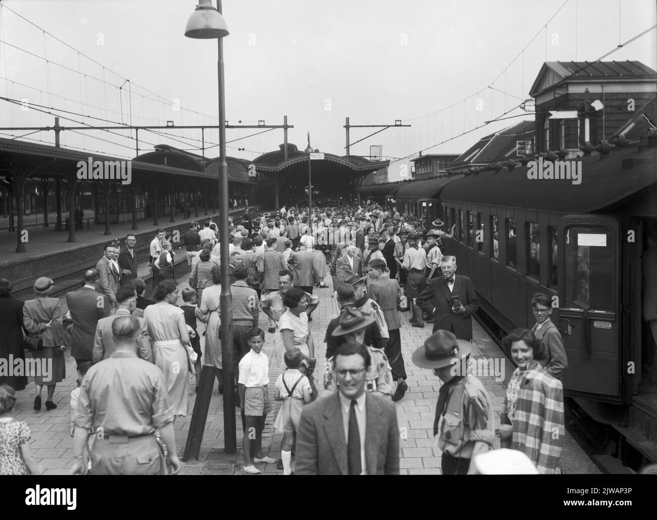 Immagine della partenza di un gruppo di scout in treno per il Jamboree in Austria, sulla piattaforma della stazione N.S. Utrecht et al. A Utrecht. Foto Stock