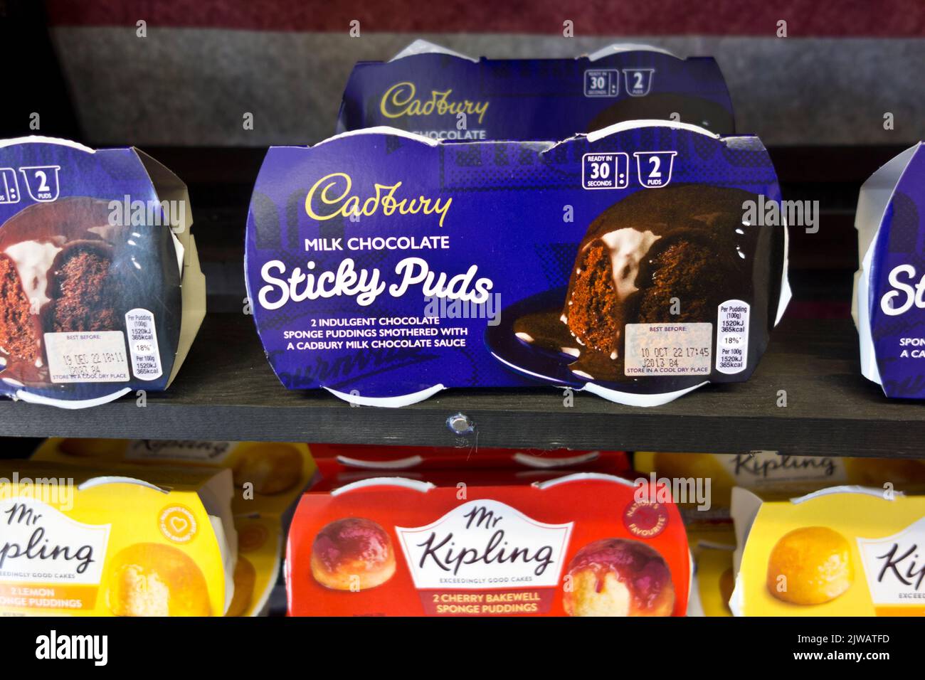 Confezioni di budini adesivi al cioccolato al latte Cadbury e altri budini in spugna. Foto Stock