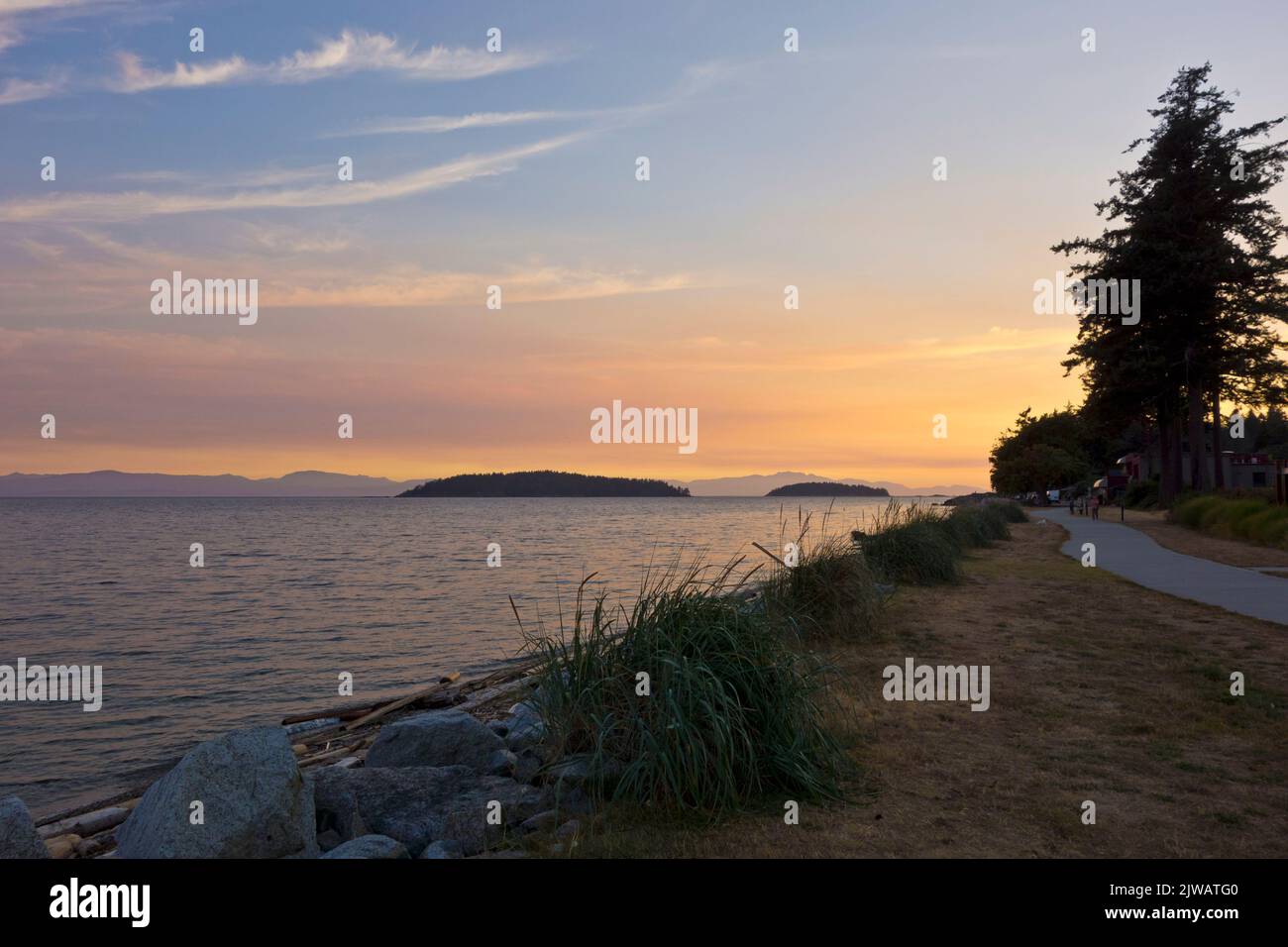 Splendido tramonto lungo il passaggio sul lungomare di Sechelt, British Columbia, sulla Sunshine Coast. Foto Stock