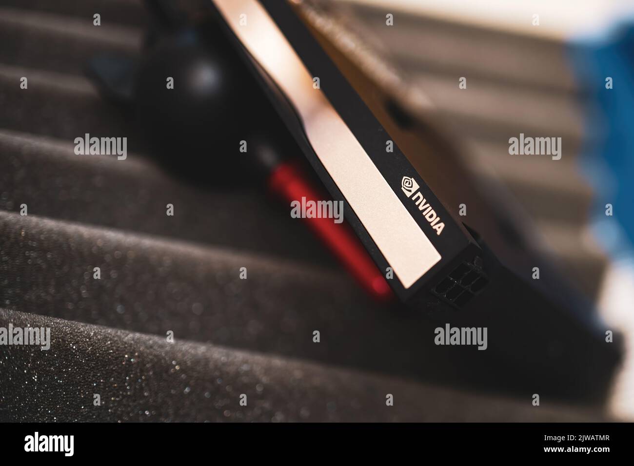 Londra, Regno Unito - 5 agosto 2022: Logo NVIDIA sulla nuova potente GPU RTX quadro A4000 Foto Stock