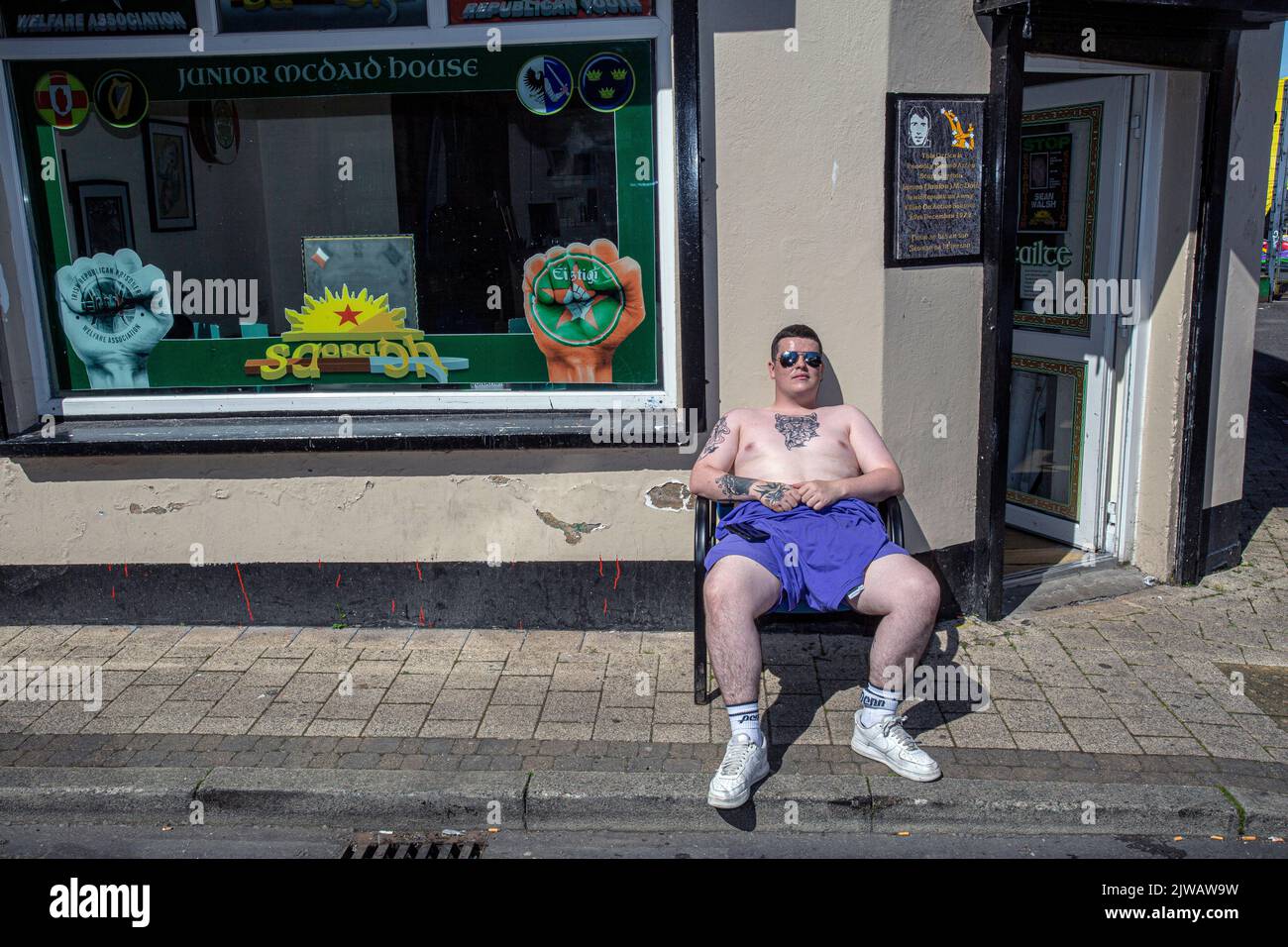 Uomo irlandese di fronte all'associazione irlandese del welfare dei prigionieri repubblicani a Derry . Foto Stock