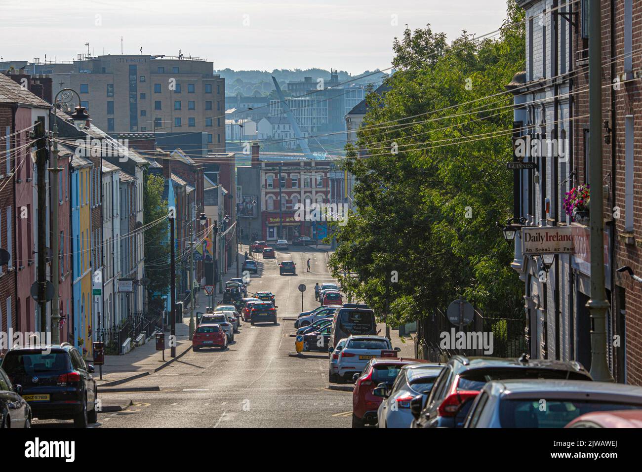 Londonderry, Regno Unito, agosto 2022. Vista della città di Derry con vista attraverso le strade e gli edifici colorati Foto Stock