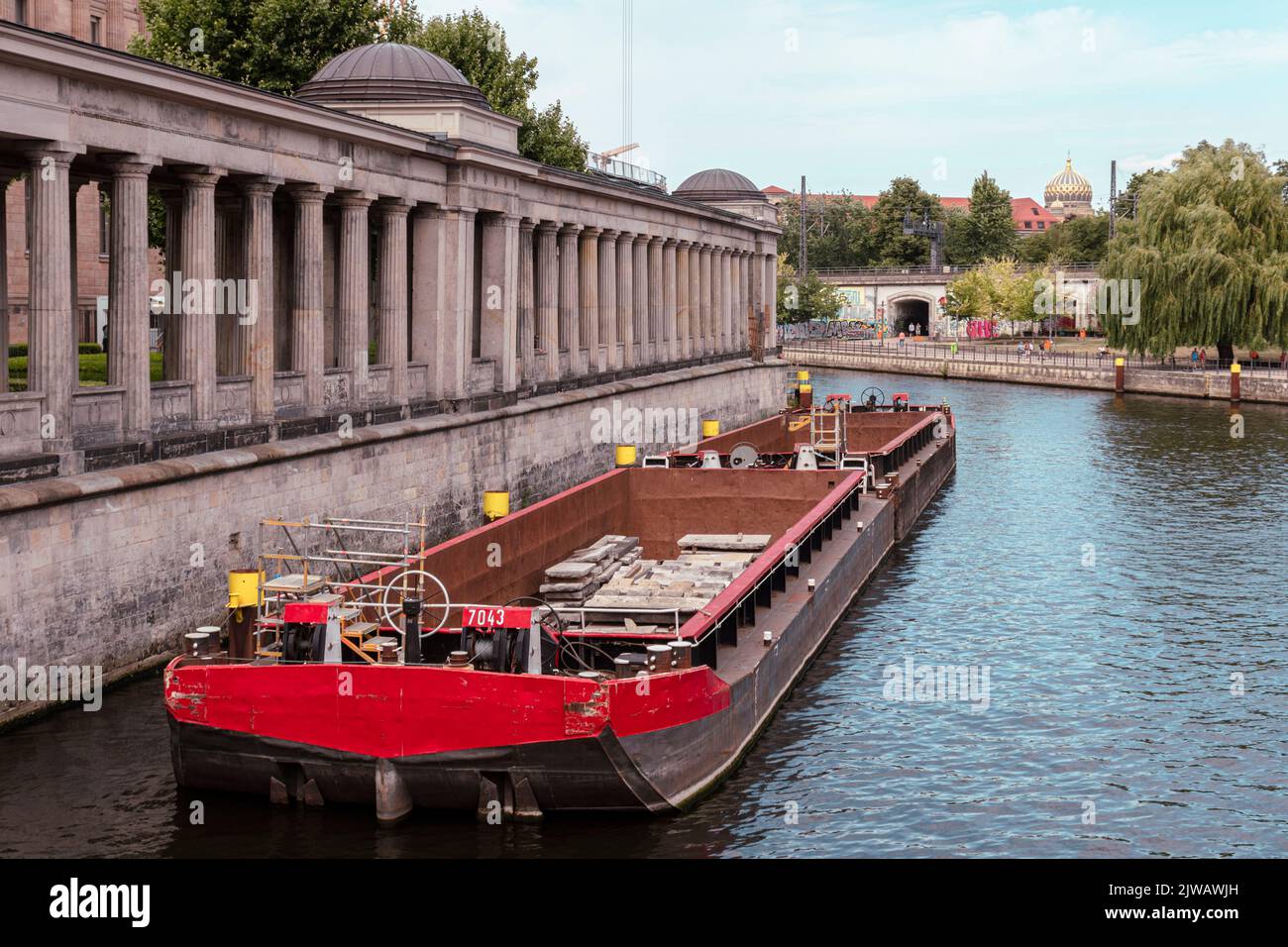 Berlino, Germania, 22 luglio 2022: Una chiatta pesante sul fiume Sprea a Berlino. Foto Stock