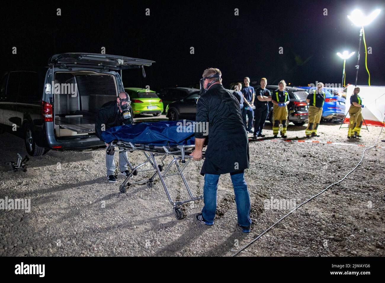 Duisburg, Germania. 04th Set, 2022. I Morticiani prendono il corpo di una persona uccisa in un incidente aereo al loro cuore in un parcheggio di fronte alla tenda del circo FlicFlac. Due persone sono state uccise nell'incidente aereo ultraleggero vicino all'autostrada A59 vicino a Duisburg. Credit: Christoph Reichwein/dpa/Alamy Live News Foto Stock