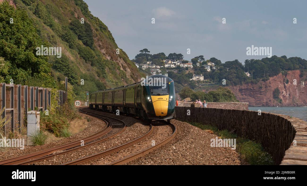 Teignmouth, Devon, Inghilterra, Regno Unito. 2022. Treno passeggeri in avvicinamento a Teignmouth, da Dawlish, Devon lungo la costa sud-occidentale. Foto Stock