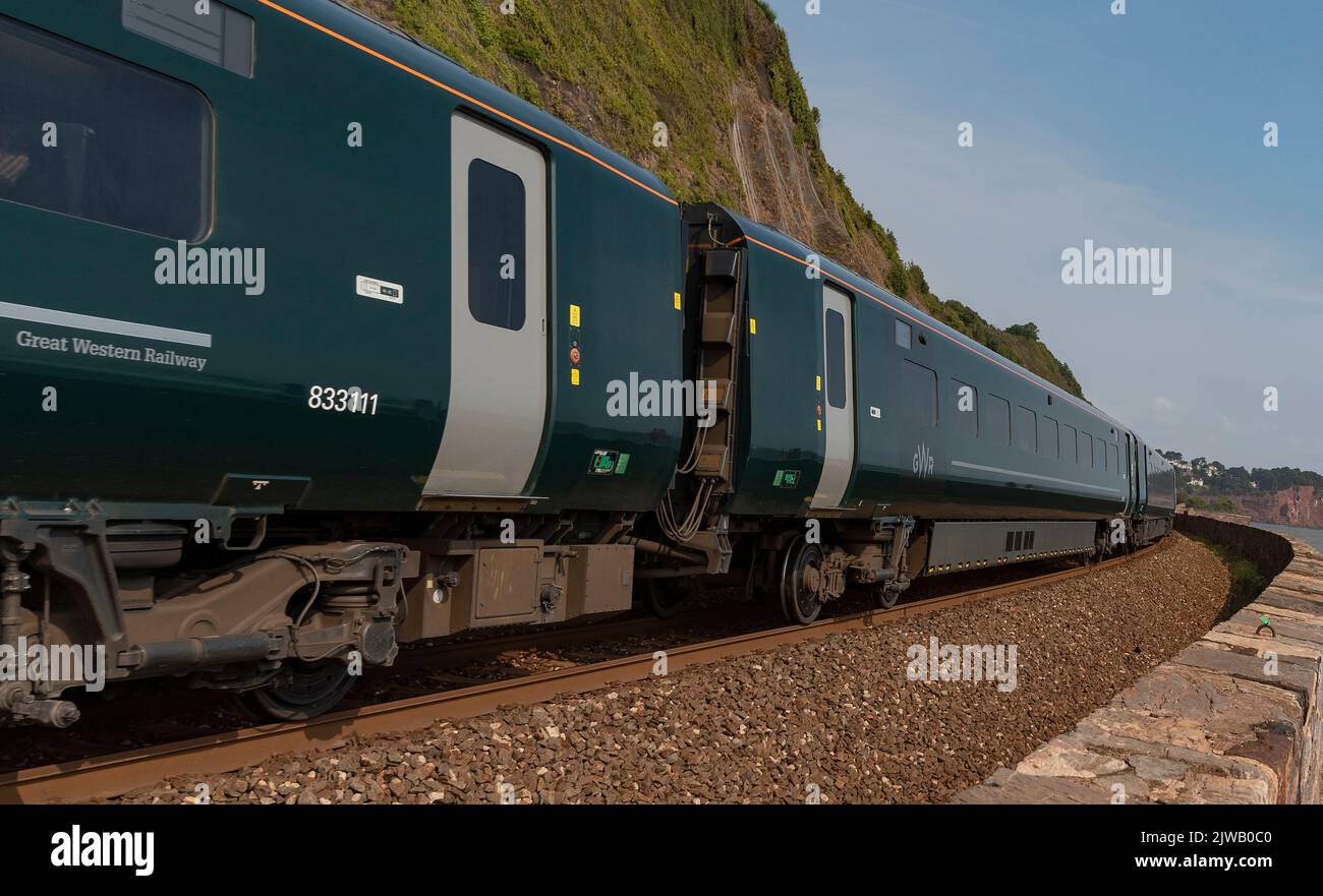 Teignmouth, Devon, Inghilterra, Regno Unito. 2022. Treno passeggeri in avvicinamento a Teignmouth, da Dawlish, Devon lungo la costa sud-occidentale. Foto Stock