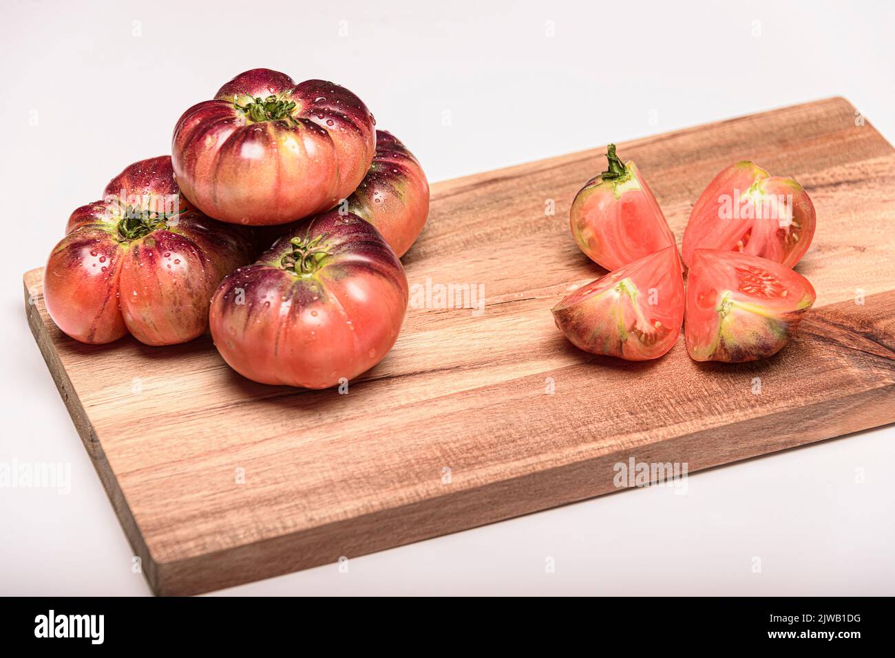 Poco pomodoro Tiger Verde è bagnato. Foto Stock
