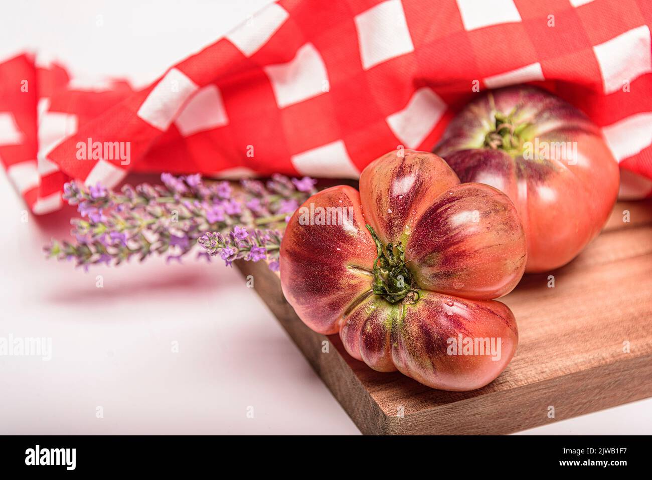Poco pomodoro Tiger Verde è bagnato. Foto Stock