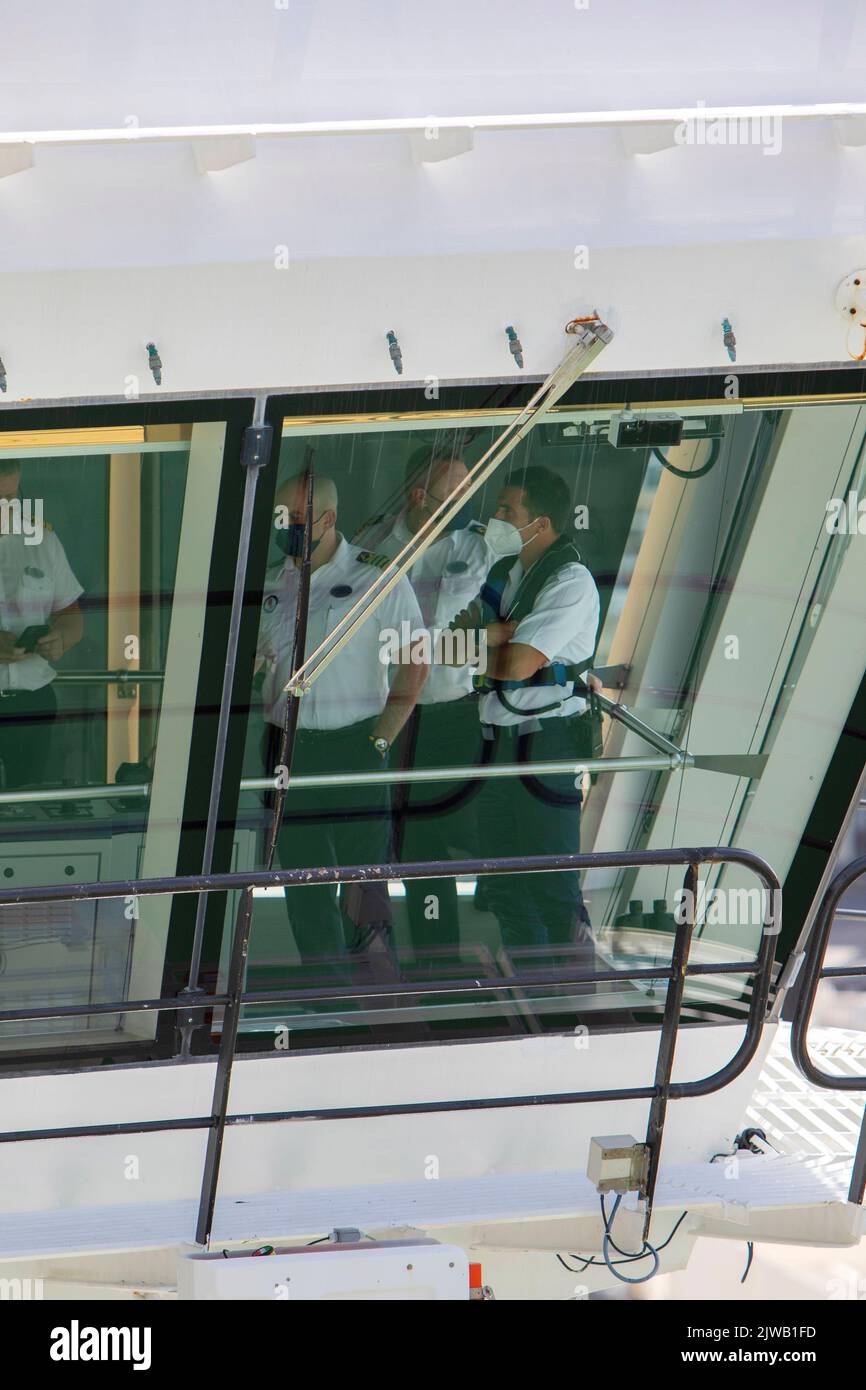 Il capitano e la squadra al fianco del pilota locale sul ponte della nave da crociera dei Caraibi reali Anthem of the Seas Foto Stock
