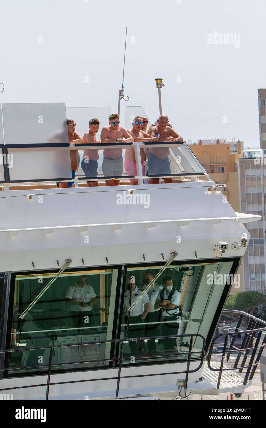 Il capitano e la squadra al fianco del pilota locale sul ponte della nave da crociera dei Caraibi reali Anthem of the Seas Foto Stock