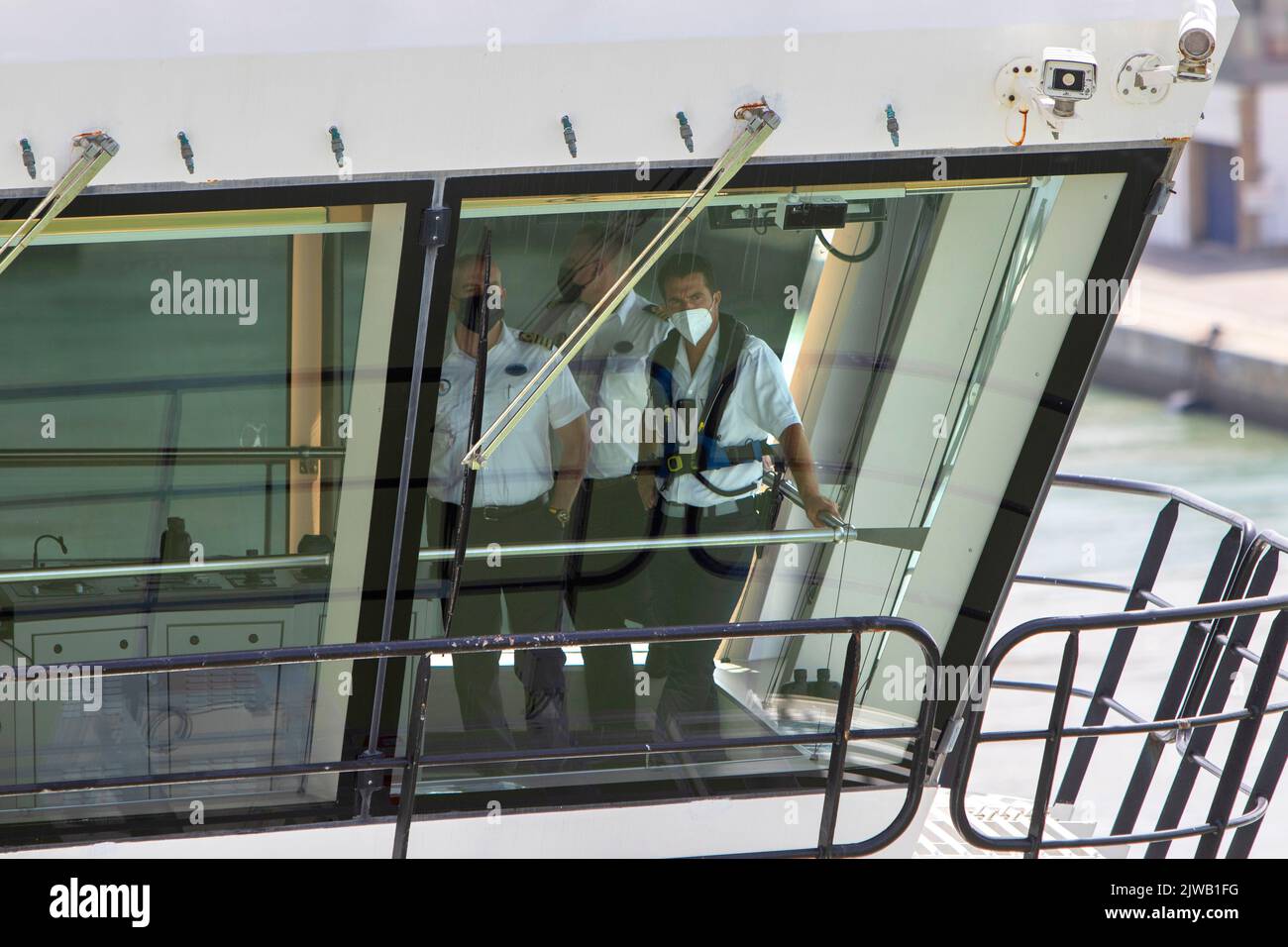 Il capitano e la squadra al fianco del pilota locale sul ponte della nave da crociera dei Caraibi reali Anthem of the Seas Foto Stock
