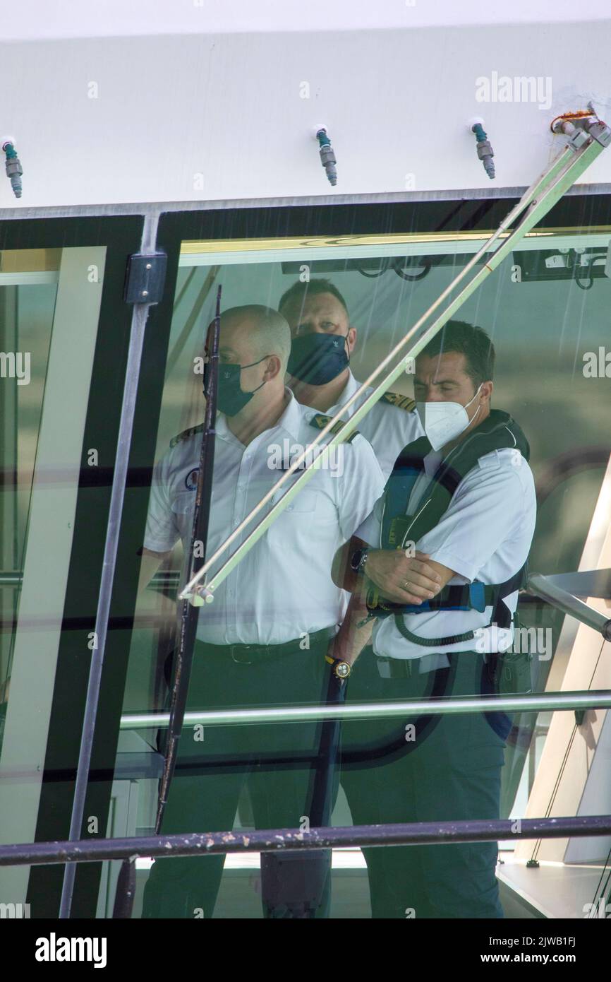 Il capitano e la squadra al fianco del pilota locale sul ponte della nave da crociera dei Caraibi reali Anthem of the Seas Foto Stock