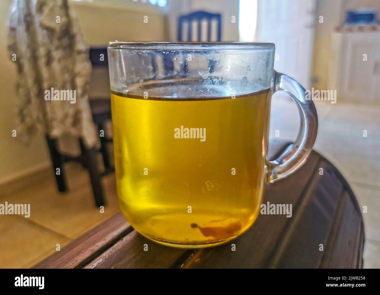 Bicchiere o tazza con tè caldo allo zenzero su un tavolo di legno in Messico. Foto Stock