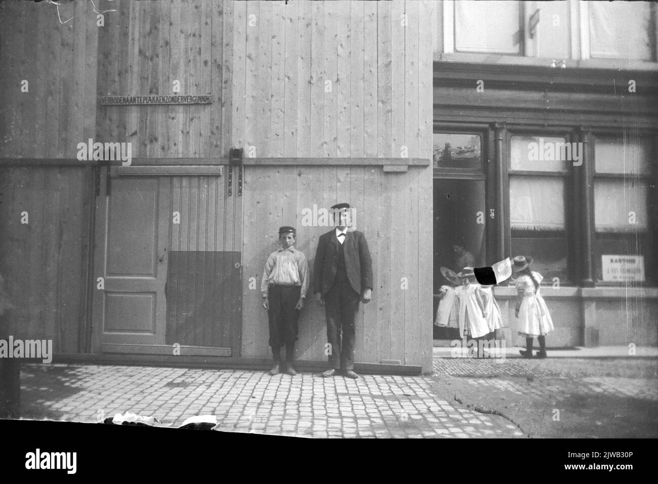Immagine di un uomo sconosciuto e di un ragazzo in una recinzione (?). Foto Stock