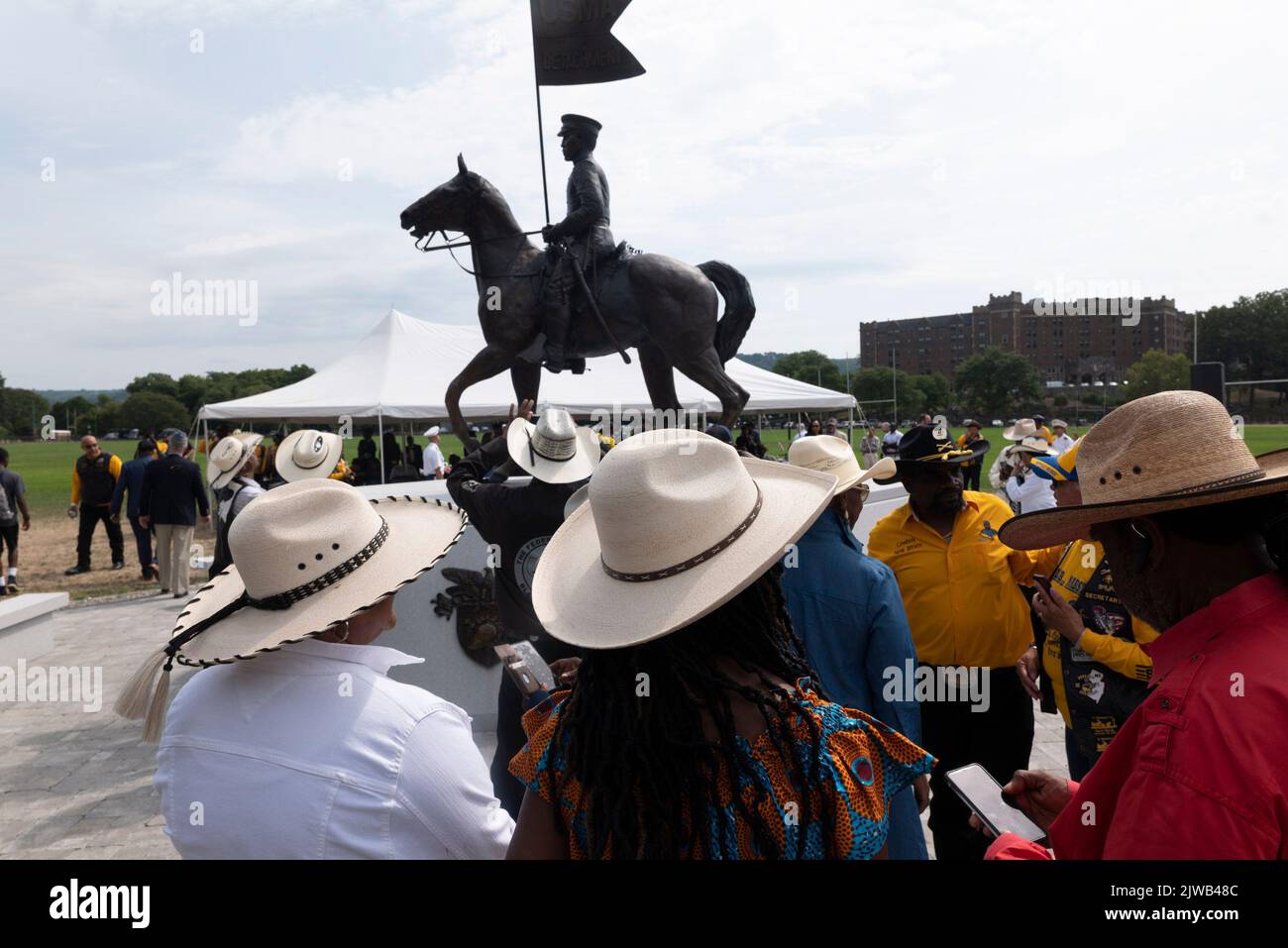 West Point, New York, Stati Uniti. 4th Set, 2022. I membri della Federazione dei Black Cowboys guardano lo Statuto del Buffalo Soldier durante la cerimonia annuale di premiazione della Buffalo Soldiers Association of West Point. I Buffalo Soldiers, del 9th e del 10th calvario, servirono nell'esercito degli Stati Uniti dal 1866 al 1945. Mentre i soldati erano noti per il loro lavoro durante la ricostruzione, servirono anche nella Guerra americana Spagnola, Cuba, Filippine, Guerra americana, La prima guerra mondiale e il reggimento di fanteria del 24th combattuto nel pacifico durante la seconda guerra mondiale la maggior parte del reggimento servito ha istruttori a West Point durante quel periodo. (Credito Foto Stock