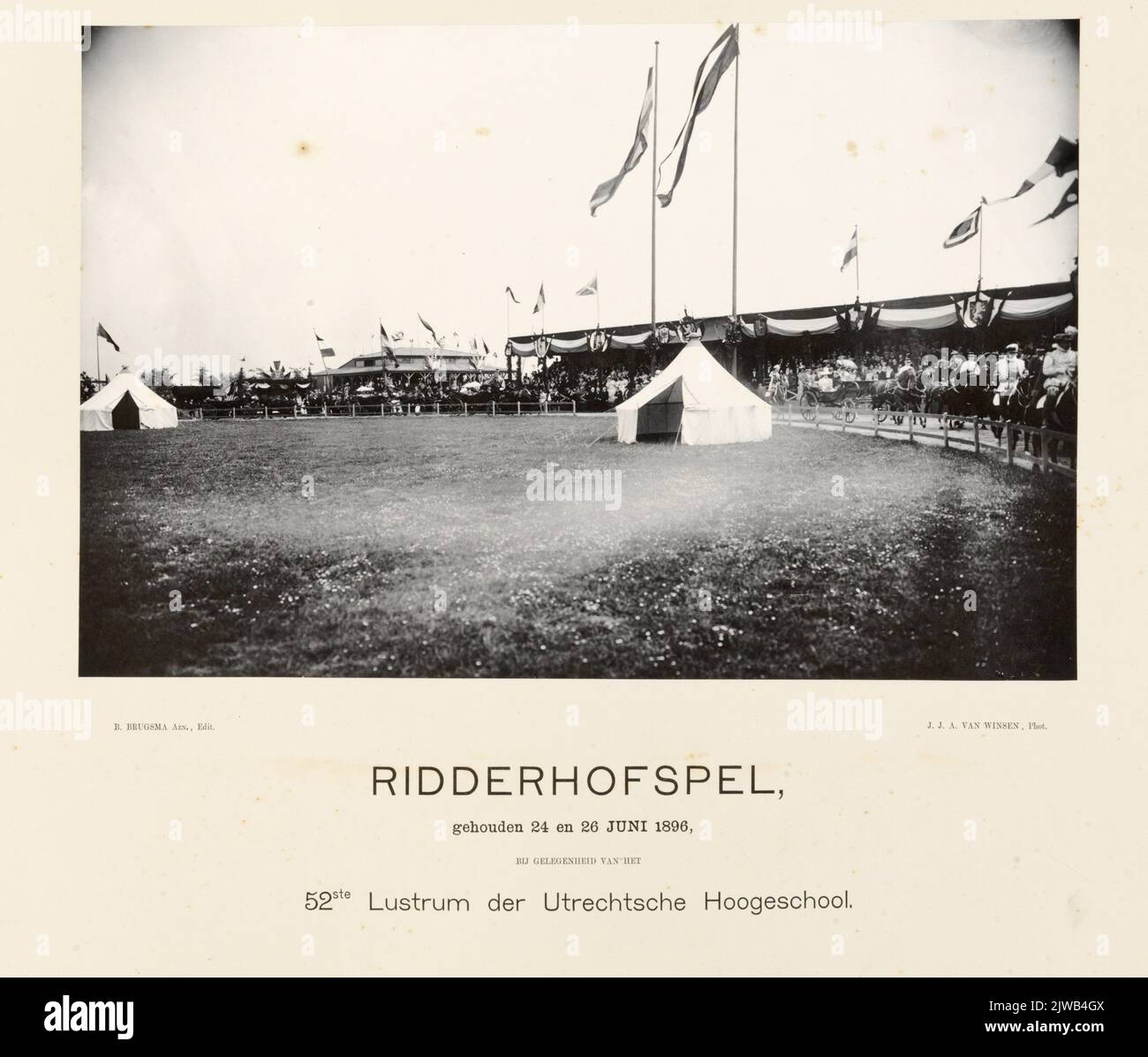 Immagine dell'arrivo degli ospiti reali, della Regina Regent Emma e della Regina Wilhelmina sul Tournooiveld (luogo dello Sport al Parco Hogelandse) a Utrecht durante la partita di Ridderhof al Lurstrimpleesten in occasione del 52nd° anniversario dell'Università (22 giugno - 27 giugno 1896 ) .N.B. Le strade tra Koningslaan e Frederik Hendrikstraat furono costruite in seguito sul campo sportivo. Foto Stock