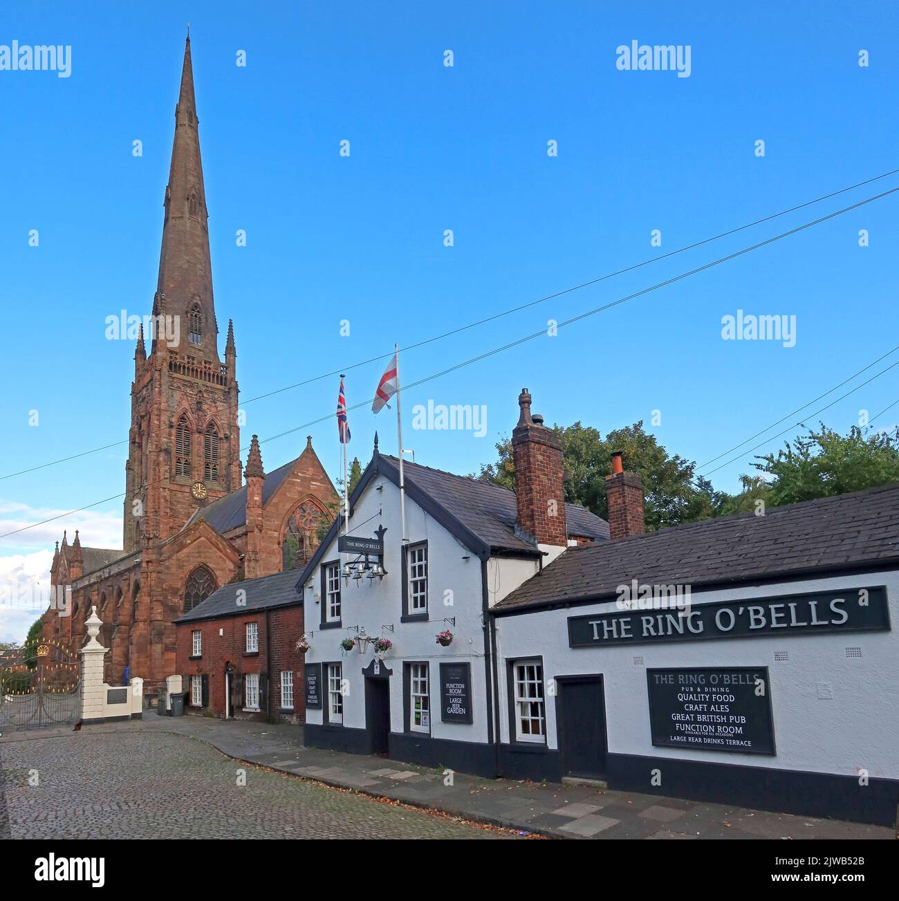 Il pub Ring of Bells, con St Elphins, la chiesa parrocchiale di Warrington sullo sfondo, 129 Church St, Warrington, Cheshire, Inghilterra, REGNO UNITO, WA1 2TL Foto Stock