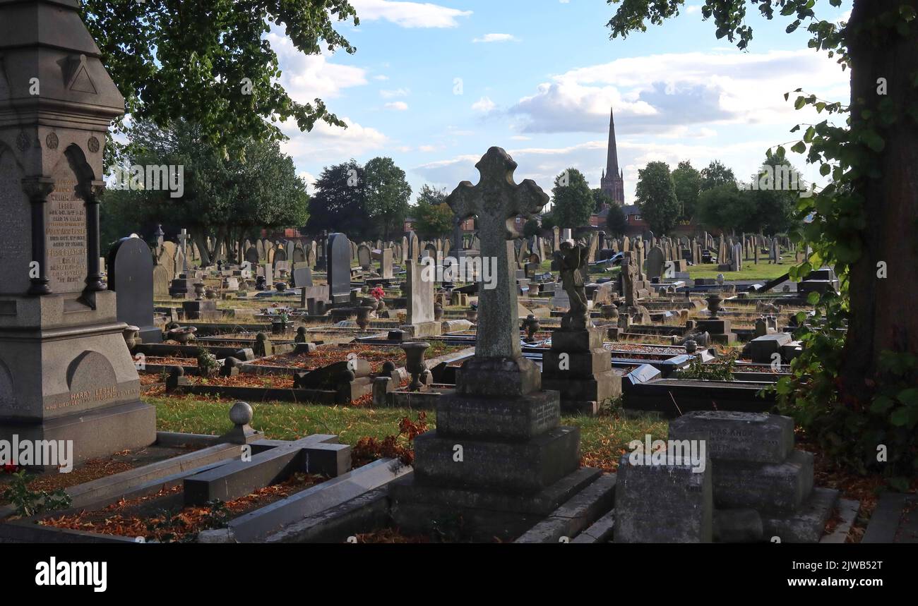 Warrington Cemetery, Manchester Rd, Warrington, Cheshire, Inghilterra, UK, WA1 3BG, si affaccia sulla chiesa di St Elphins Foto Stock