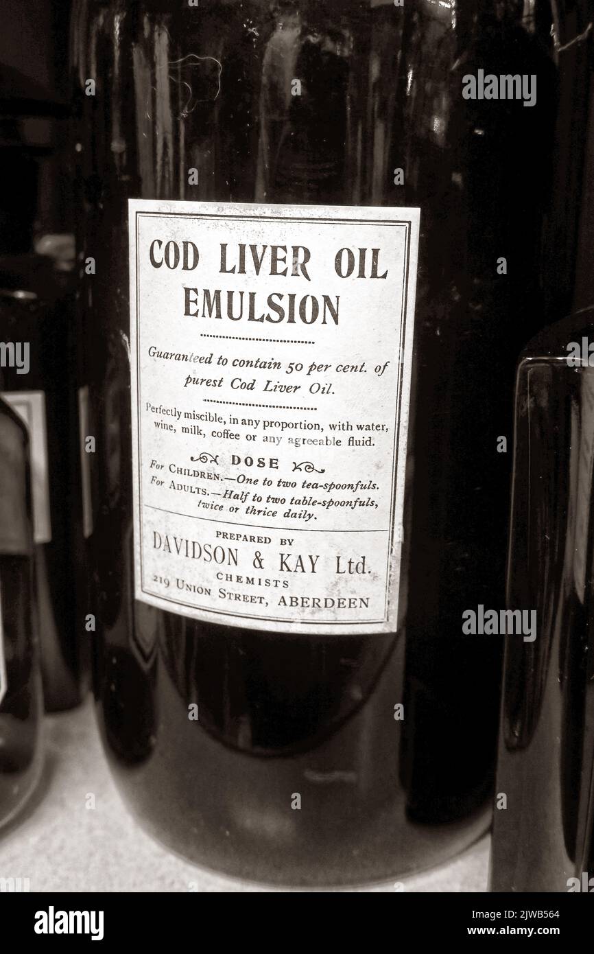 COD Liver Oil Emulsion - preparato da Davidson & Kay, Chemists of 219 Union Street, Aberdeen, Aberdeenshire, Scotland, UK, AB10 1TL Foto Stock