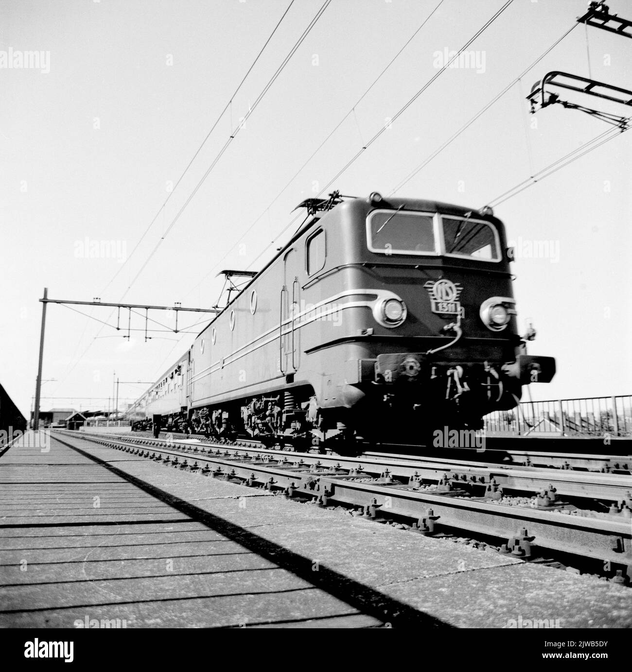 Immagine della locomotiva elettrica n° 1311 (serie 1300) del N.S. Alla partenza con l'Autoslaaptrein dalla stazione N.S. di Amsterdam Amstel ad Amsterdam. Foto Stock