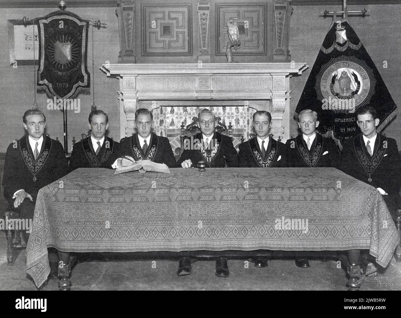 Ritratto di gruppo della sessione di transizioni dell'associazione studentesca Unitas Studiosorum Rheno-Traiectina (USR), ambientato dopo la seconda guerra mondiale, nella Camera del Senato della Sinposio di Sociëteit (Lucasbolwerk 8) a Utrecht. Da sinistra a destra: G.J. Bos (Assessore i), L. van der Sluis (Proriettore), O.H. van Donkersgoed (Abactis), K. Keuning (Rettore), A. Voorzaat (imposta), R. Zeefat (Vice-Bactis) e A.J. Kroondijk (Assessore II). Foto Stock