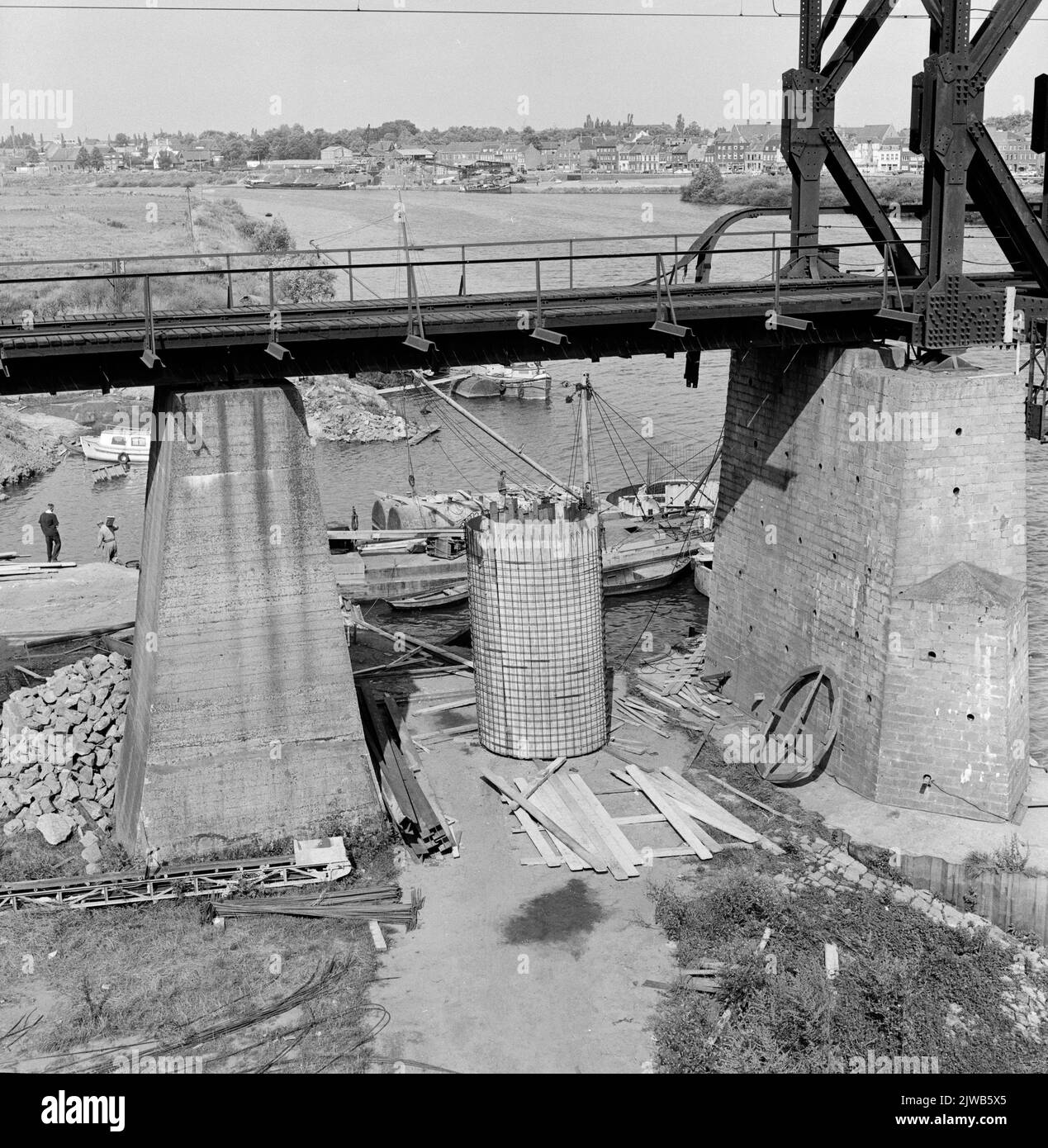 Vista della costruzione di un pilastro per il nuovo ponte ferroviario sul Maas vicino a Venlo con il vecchio ponte di emergenza in primo piano. Foto Stock